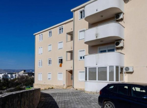Charming and Cozy Okrug Gornji Apartment with Balcony